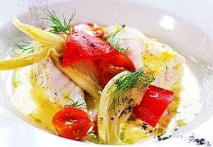 Den herlige fiskeretten med breiflabb, grillet paprika, syltet fennikel, bakt tomat, beurre blanc og dillolje svømmer over av sommerlig matglede
