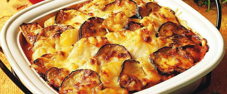 Det er nå vi trenger dette: Slik lager du moussaka, gresk salat og tzatziki