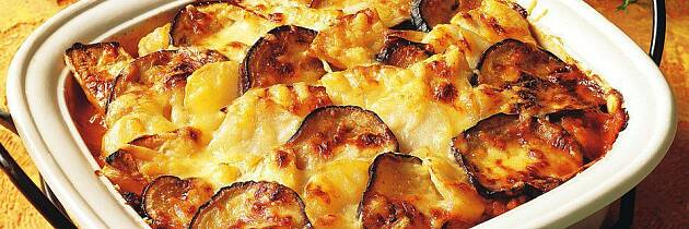 Det er nå vi trenger dette: Slik lager du moussaka, gresk salat og tzatziki