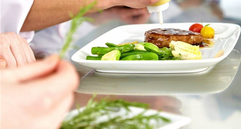 Det blir fest med marinert entrecote, bønne- og fennikelsalat og tomatdressing