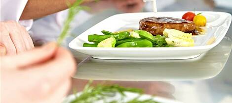 Det blir fest med marinert entrecote, bønne- og fennikelsalat og tomatdressing