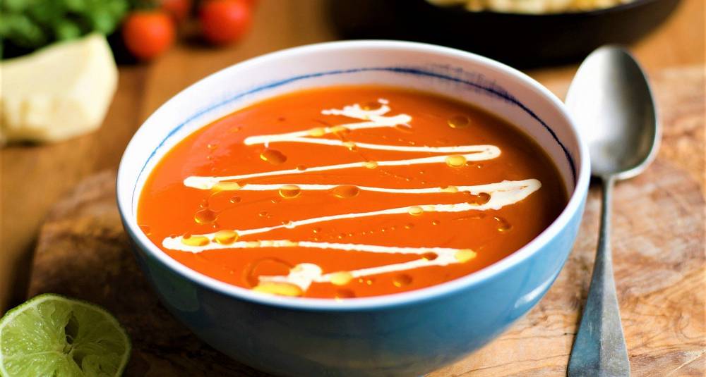 Tomatsuppe lager du like raskt fra bunnen