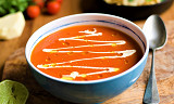 Tomatsuppe lager du like raskt fra bunnen