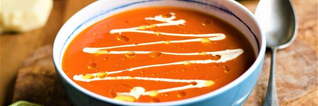Tomatsuppe lager du like raskt fra bunnen