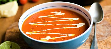 Tomatsuppe lager du like raskt fra bunnen