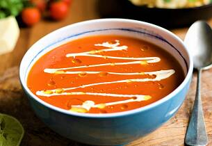 Tomatsuppe lager du like raskt fra bunnen