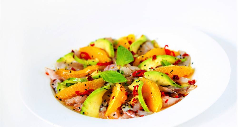 Ceviche av sei med appelsin avocado og chili