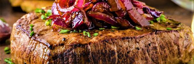 Når hvalkjøttet er på topp som nå, er det biff med løkkompott du skal lage