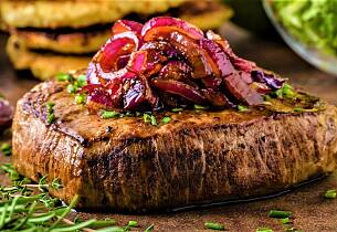 Når hvalkjøttet er på topp som nå, er det biff med løkkompott du skal lage