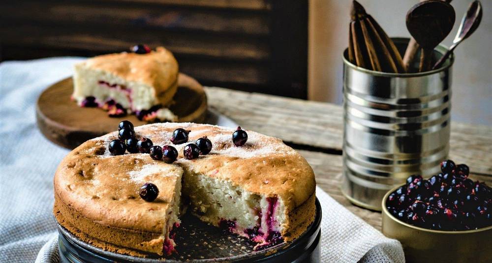Har du ikke friske solbær, blir denne kaken like god med fryste bær eller sågar syltetøy