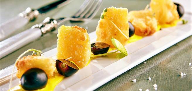 Frityrstekt camembert med mangosaus og druer