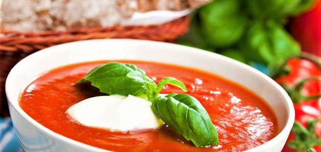 Yoghurtkremet tomatsuppe med basilikum