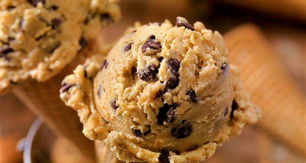 Iskrem med cookiedeig og sjokoladechips