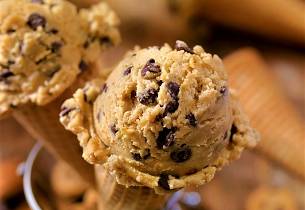 Iskrem med cookiedeig og sjokoladechips