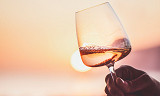 Mai Tjemsland - Master of wine, tar deg gjennom 10 viner av det miljøvennlige slaget