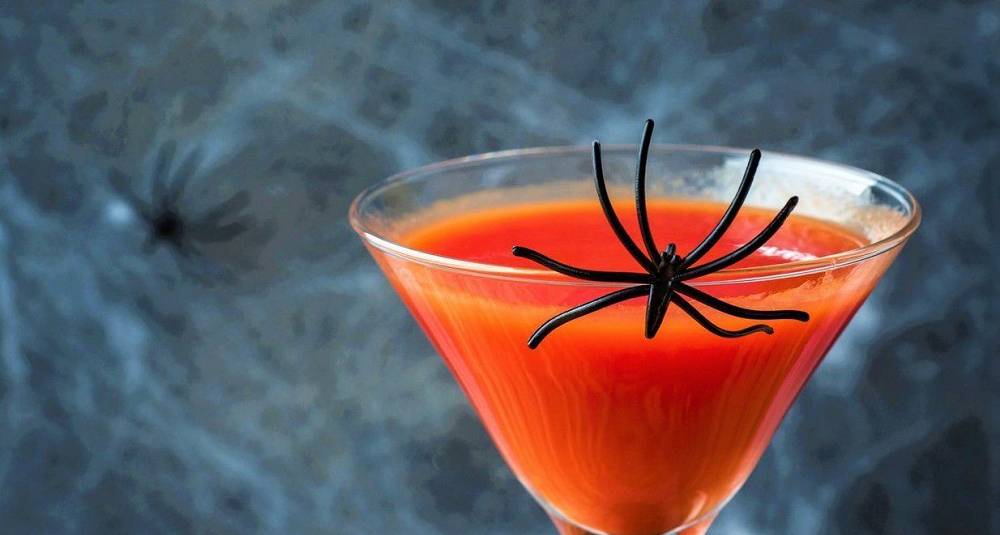 Det blir Halloween-stemning med en blodrød drink som sparker fra