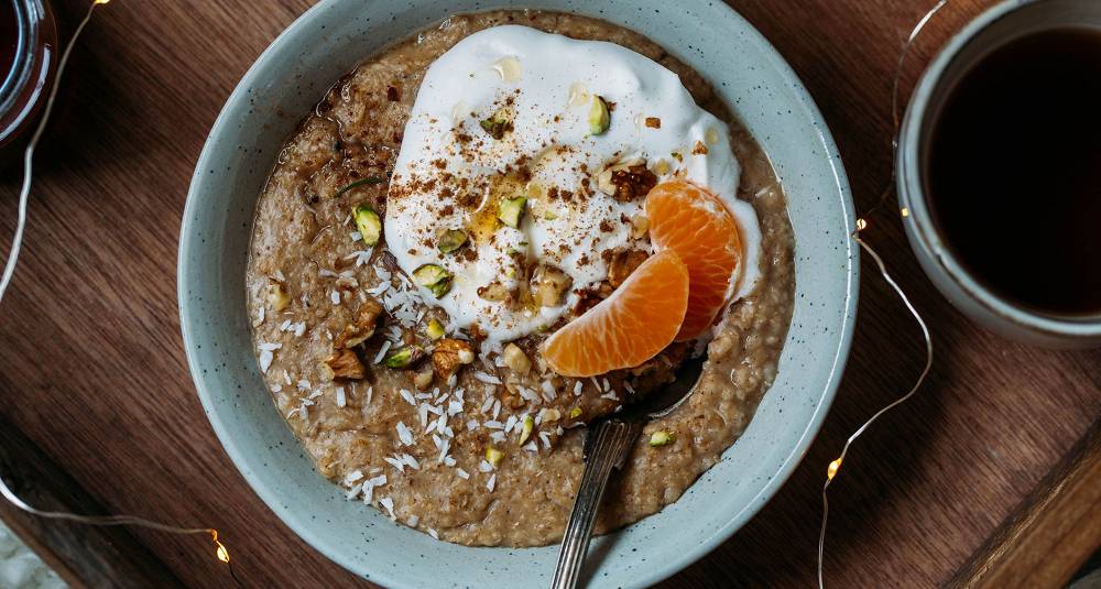 Pepperkakegrøt med klementin, gresk yoghurt & pistasjnøtter 