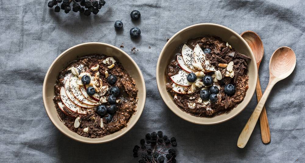 Sjokolade- og kokosgrøt med chili og peanøtter