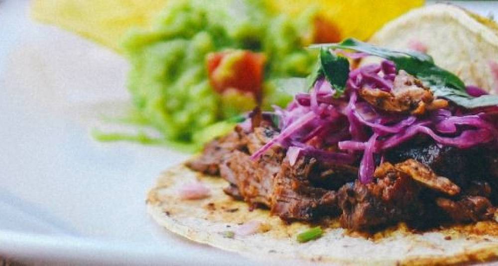 Taco med juleribbe og rødkål- og epleslaw