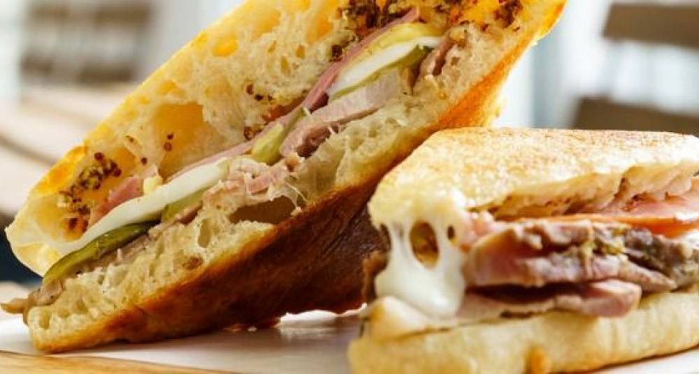 Cubano sandwich med svineribbe