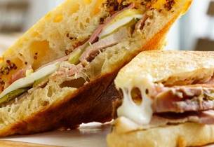 Cubano sandwich med svineribbe