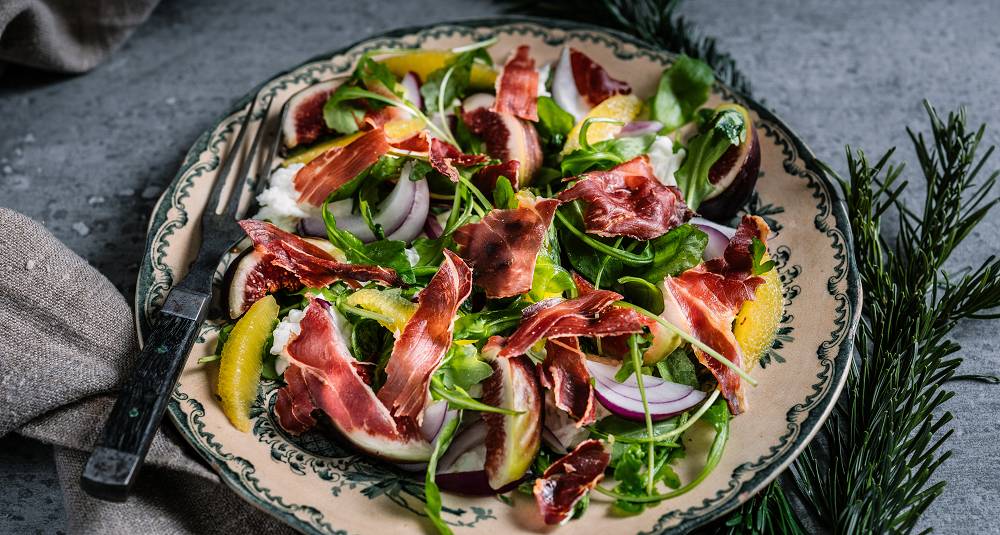 Salat med sprø parmaskinke, fiken- og klementindressing