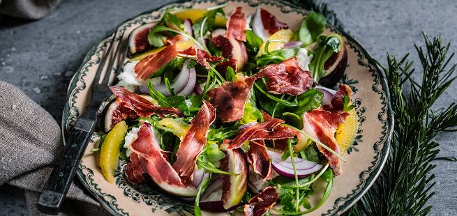 Salat med sprø parmaskinke, fiken- og klementindressing