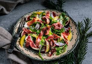 Salat med sprø parmaskinke, fiken- og klementindressing