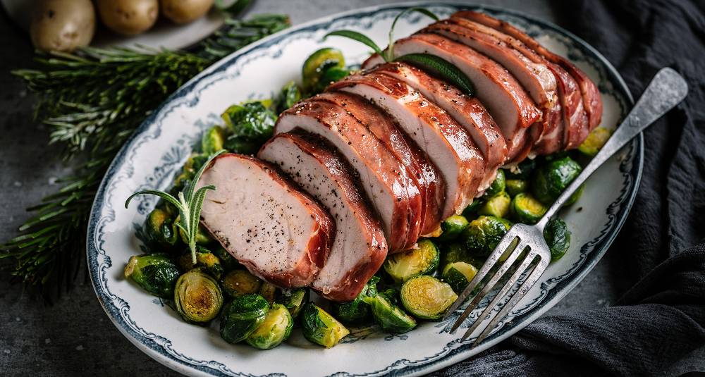 Kalkunbryst med parmaskinke og stekt rosenkål