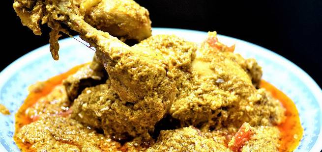 Kylling med fyldig mandelsaus Murgh musallam fra India