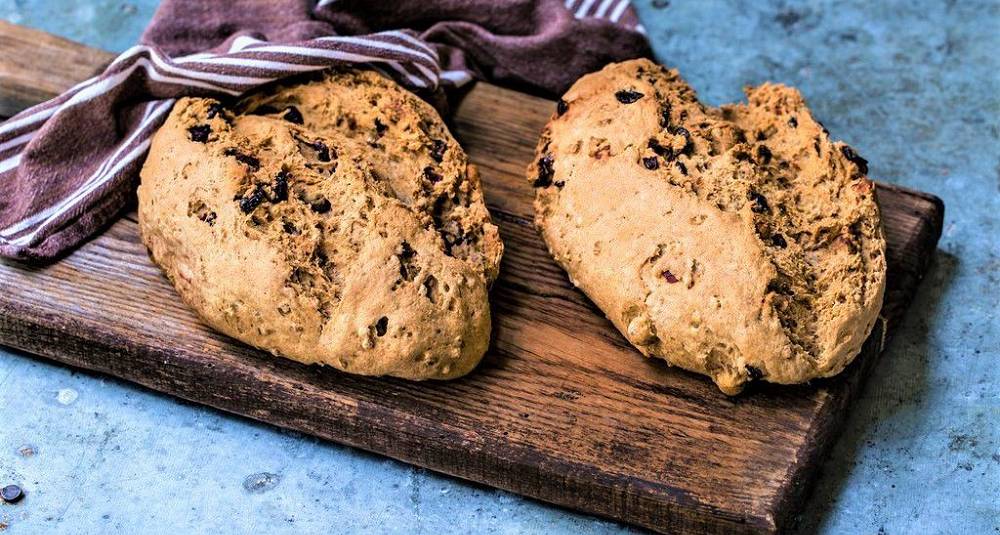 Byggbrød med tranebær og hasselnøtter