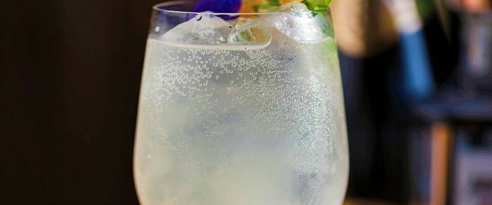 En drink med virkelig blomstersmak og en vri på mojito - det er smaken av sommer det