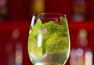 En drink som smaker av hylleblomst og løfter om vår