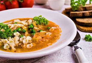 Suppe med pasta og kyllinglever 