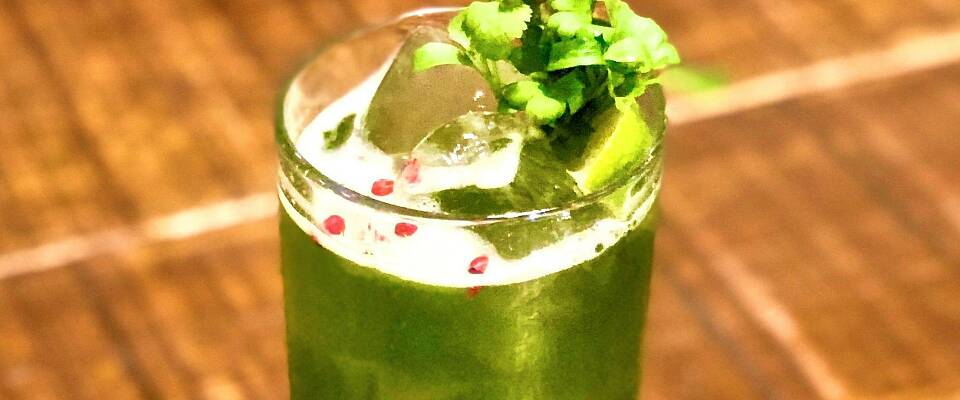 Bak den vårlig grønne fargen finner du en drink som sparker fra