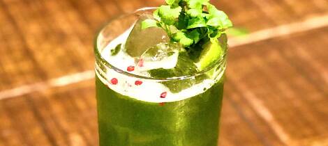 Bak den vårlig grønne fargen finner du en drink som sparker fra