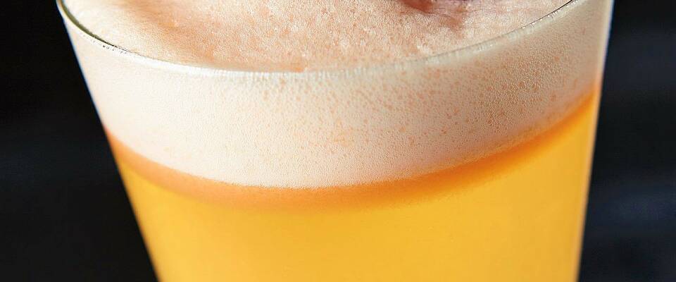 Rabarbra gin sour: Slik utnytter du rabarbrastilkene maksimalt