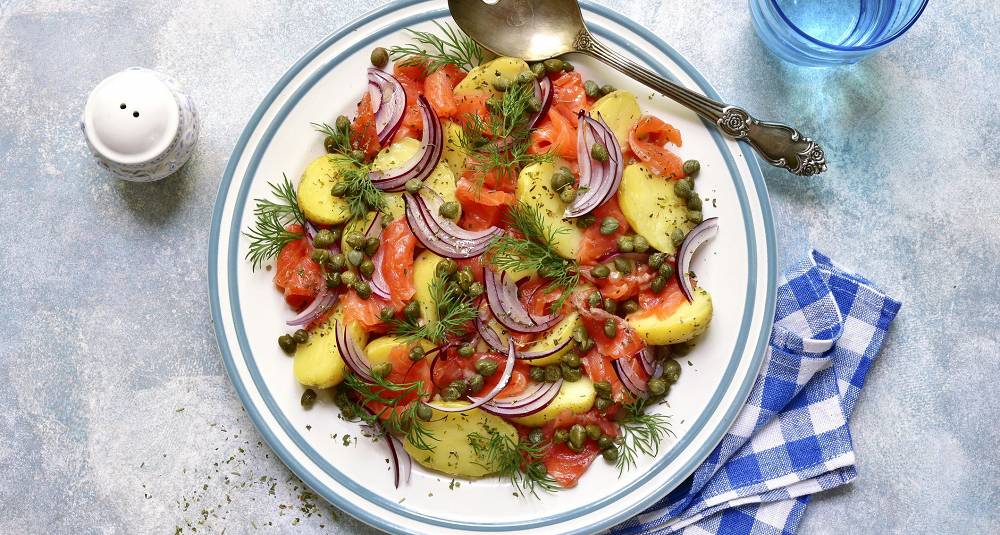 Lun nypotetsalat med røkt ørret