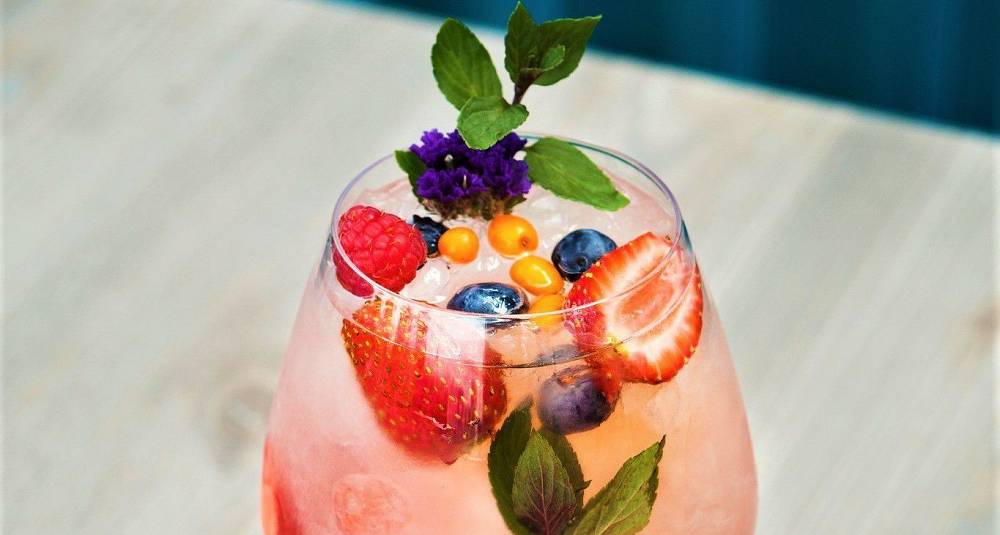 Slik pynter du Aperol spritz-en for sommeren