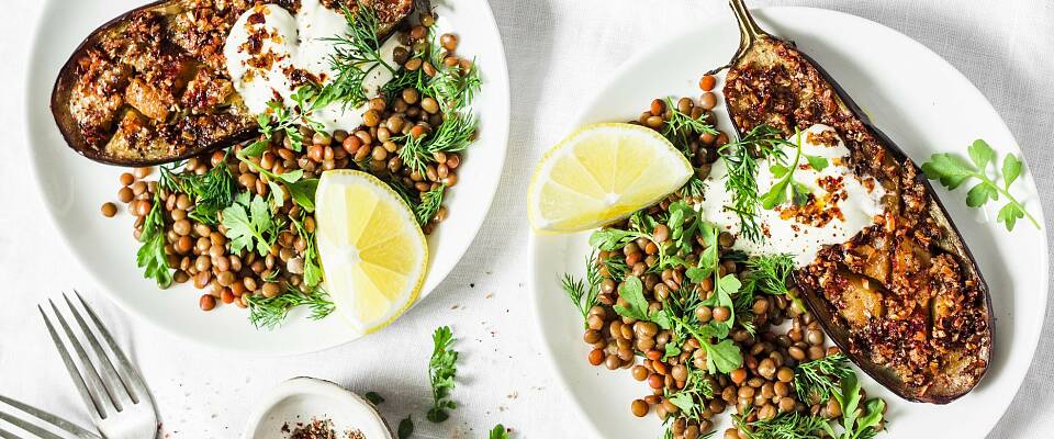 Selv en helvegetarisk rett som bakt aubergine med harissa og lun linsesalat kan skape feststemning