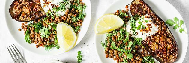 Selv en helvegetarisk rett som bakt aubergine med harissa og lun linsesalat kan skape feststemning