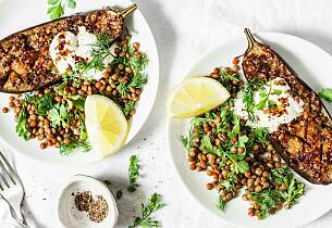 Selv en helvegetarisk rett som bakt aubergine med harissa og lun linsesalat kan skape feststemning