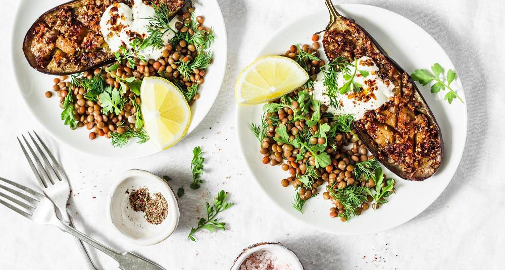 Bakt aubergine med harissa og lun linsesalat