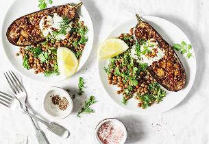 Bakt aubergine med harissa og lun linsesalat