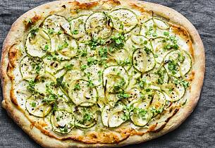 Pizza smaker ekstra godt med hvit saus