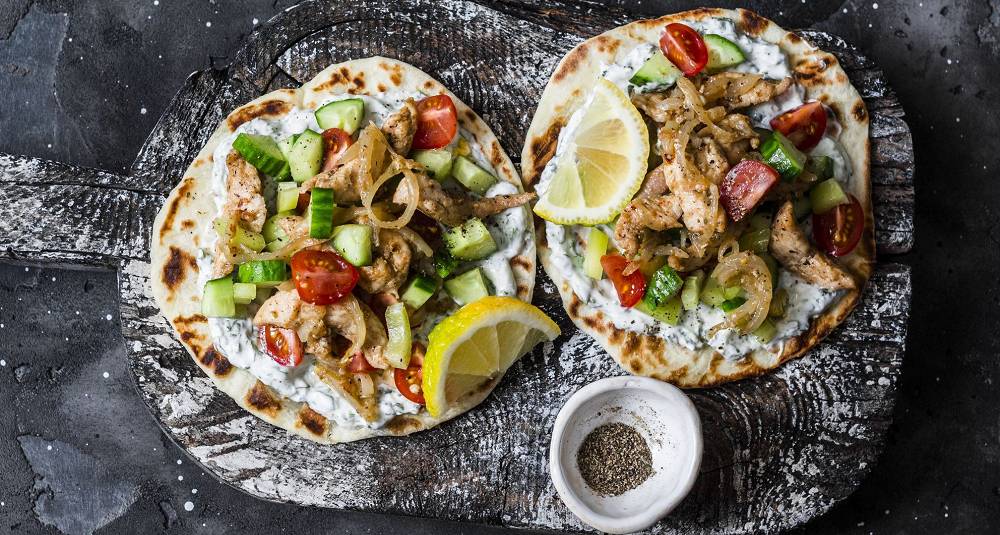 Gyros er grekernes svar på rullekebab og  er det perfekte tilskuddet til helgekosen