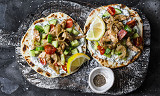 Gyros er grekernes svar på rullekebab og  er det perfekte tilskuddet til helgekosen