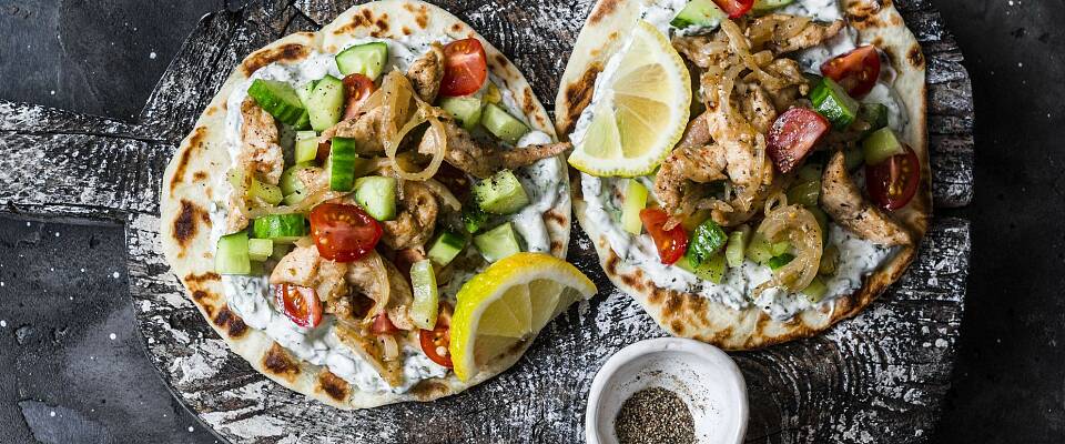 Gyros er grekernes svar på rullekebab og  er det perfekte tilskuddet til helgekosen