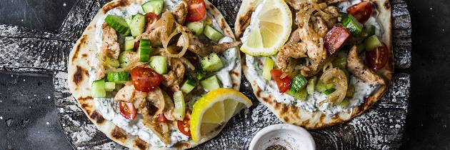 Gyros er grekernes svar på rullekebab og  er det perfekte tilskuddet til helgekosen