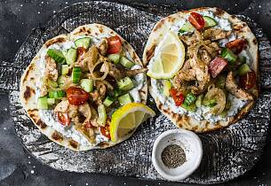 Gyros er grekernes svar på rullekebab og  er det perfekte tilskuddet til helgekosen